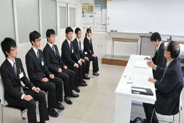 Các ứng viên tham dự buổi phỏng vấn tuyển kỹ sư điện tử đi Nhật 
