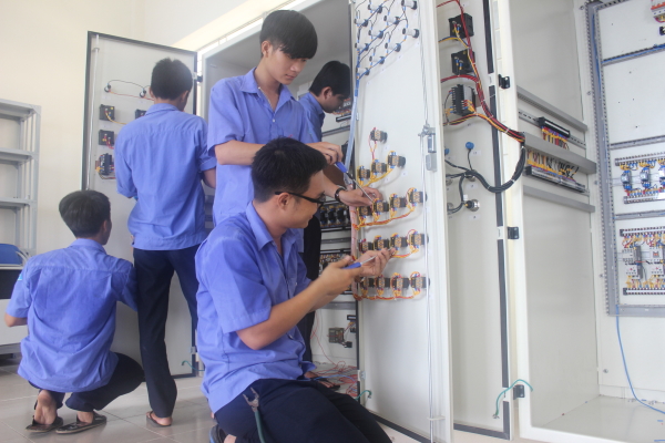 Học sửa chữa điện tử ra trường có thể đảm nhận vị trí nhân viên kỹ thuật cho các công ty.